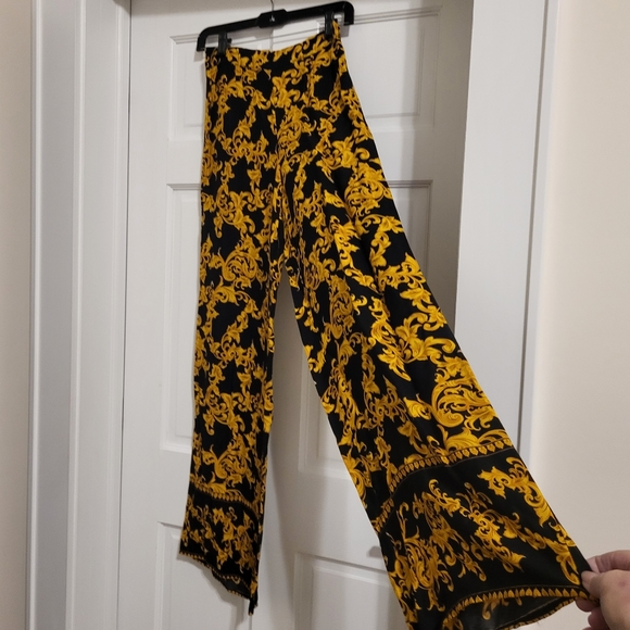 Beautiful Worn Once Pair of Highwaisted   Wide Legged Scarf Pants XS - Picture 3 of 6